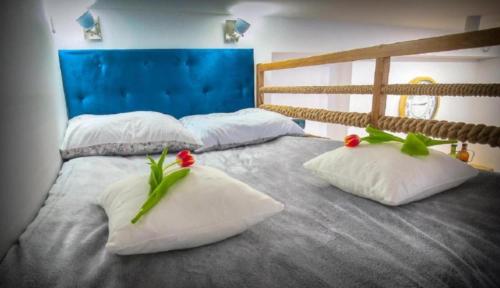 格但斯克BaySide Apartments City Center的一间卧室配有两张鲜花床。