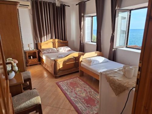 乌尔齐尼Guest house Naser的酒店客房设有两张床和窗户。