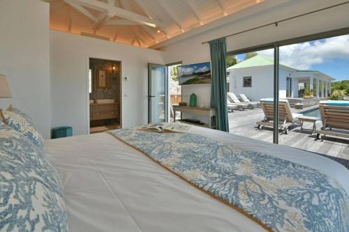 Saint BarthelemyVilla Vogue 5 Bedroom Villa的一间卧室设有一张床,享有庭院的景色