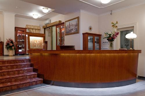 布拉格阿米戈城市中心酒店的大堂设有前台和楼梯