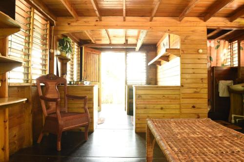 Somali Jungle Eco Lodge and Cabins的小屋内的房间,配有桌子和椅子