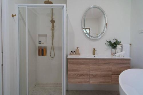 Yasar farm stay Marshall view的带淋浴和镜子的浴室