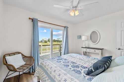 纳格斯黑德5802 - Free Bird by Resort Realty的一间卧室设有一张床和一个阳台