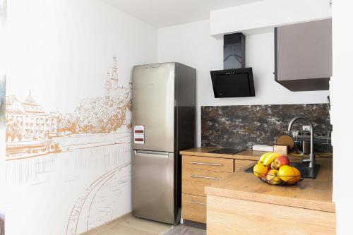 克拉科夫Strumienna Apartament的厨房配有冰箱和一碗水果