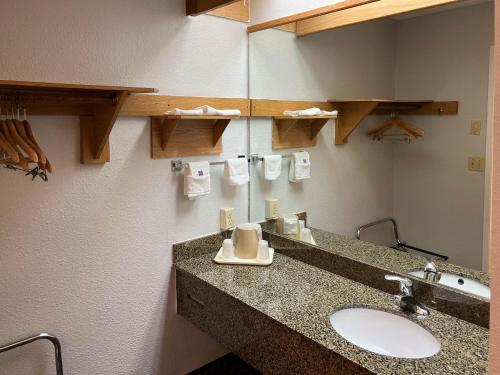 波特兰Motel 6 Portland OR Southeast的一间带水槽和镜子的浴室