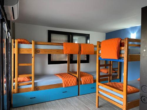 奥赫里德Blue Orange Lake Hostel的双层床间 - 带3张双层床