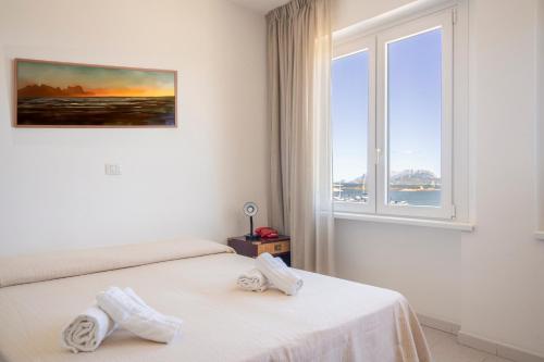 奥尔比亚狄帕兰酒店的酒店客房设有两张床和窗户。