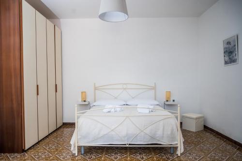 维耶特里Terrazza Mediterranea的白色卧室配有白色床和白色枕头