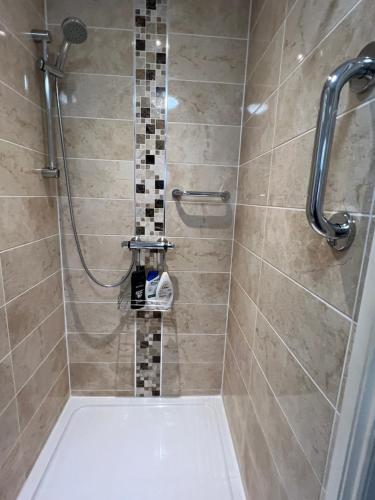 温莎Private Apartment in Windsor的一间带淋浴的浴室和瓷砖淋浴