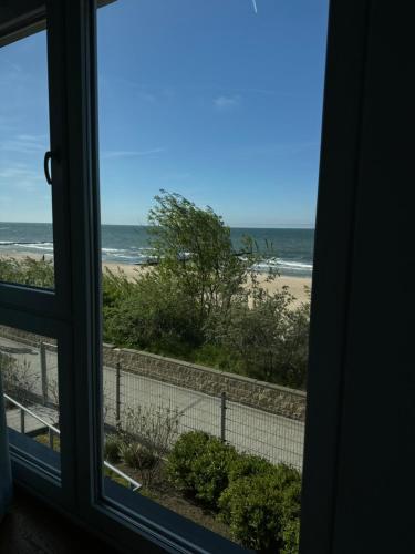 梅尔诺Apartament przy plaży 9的从窗户可欣赏到海滩美景