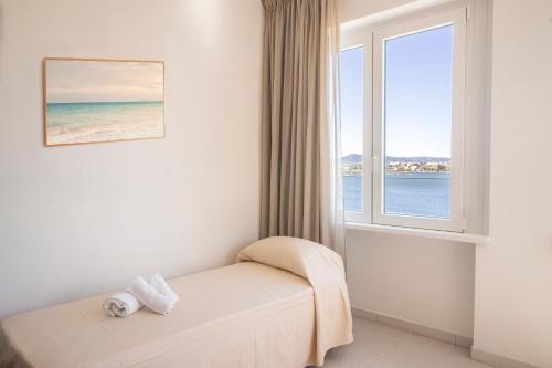 奥尔比亚狄帕兰酒店的客房设有床和窗户。