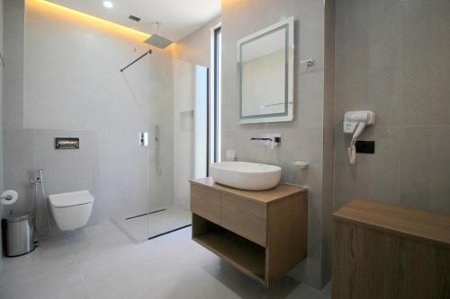 卡萨米尔Onix H的一间带水槽和卫生间的浴室