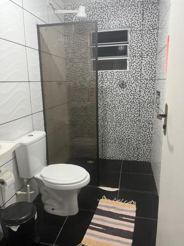 瓜鲁柳斯Casa do Monte的一间带卫生间和淋浴的浴室