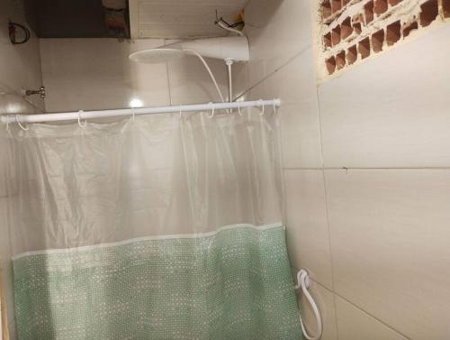 Melo BarretoLoft Itaipuaçu Maricá的带淋浴和浴帘的浴室