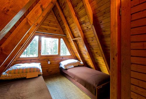 RząsawaWarzkowizna的小木屋内带两张床的房间