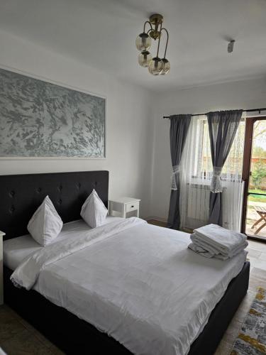 穆里吉奥尔Casa Mariana的一间卧室配有一张带白色床单的床和一扇窗户。