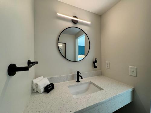 大巴灵顿East Rock Inn的一间带水槽和镜子的浴室