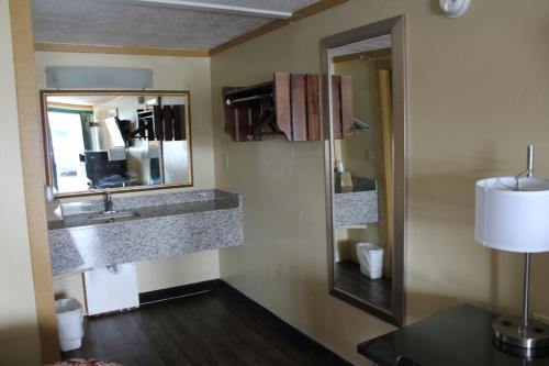 纳什维尔Executive Inn & Suites的一间带水槽和镜子的浴室