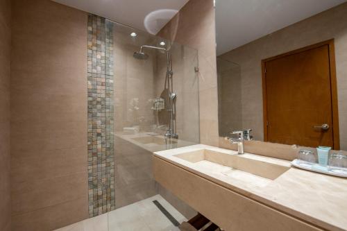 圣塔芭芭拉-山美纳Hacienda Samana Bay Hotel的一间带水槽和淋浴的浴室