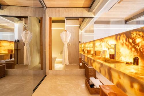 巴耶德布拉沃埃尔桑图阿里奥度假Spa酒店的浴室设有2件衣服的台面