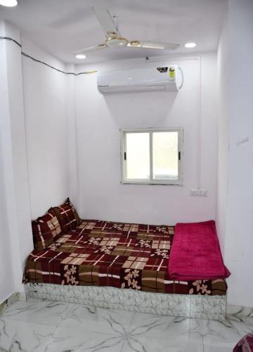 乌贾因Hotel Parvati Stey Home Ujjain的白色客房的一张床位,设有窗户