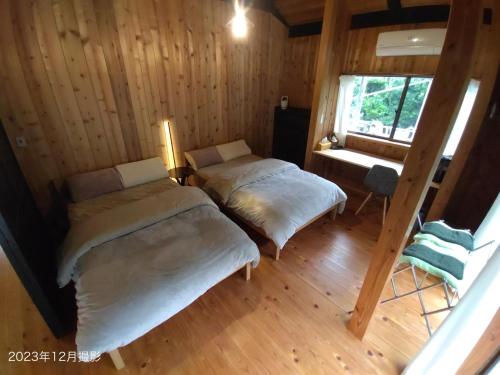 大岛Oshima-machi - House - Vacation STAY 51703v的小木屋内带两张床的房间
