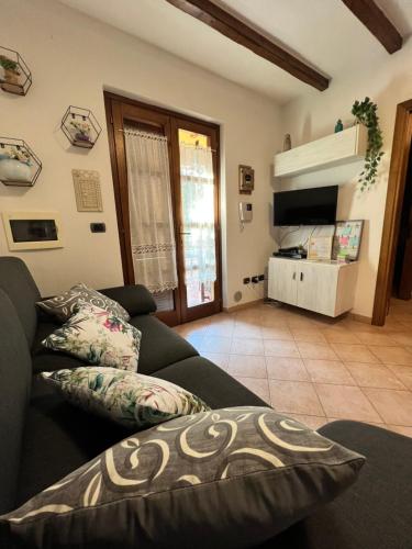 圣玛丽亚纳瓦雷Casa L ulivo的带沙发和电视的客厅