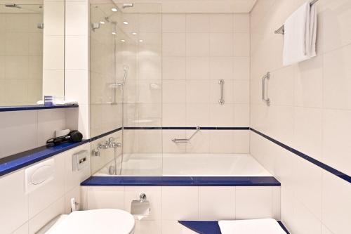措芬根措芬根酒店的带浴缸、卫生间和盥洗盆的浴室