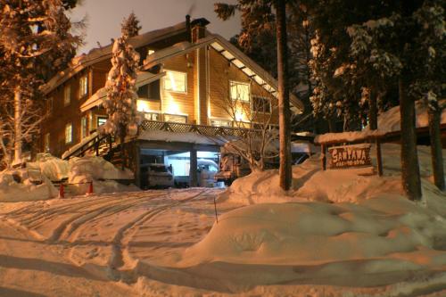 白马村白马村桑塔纳住宿加早餐旅馆的房子前面的雪覆盖的房子