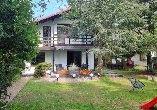 罗威Dom letniskowy Bajka的带阳台和树的房子