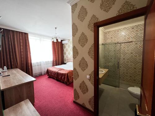 卡拉甘达AQ-JAIYQ的一间酒店客房 - 带一张床和一间浴室