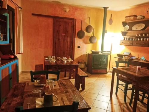 TrieiLocanda D'Ogliastra,的厨房配有木桌和炉灶。