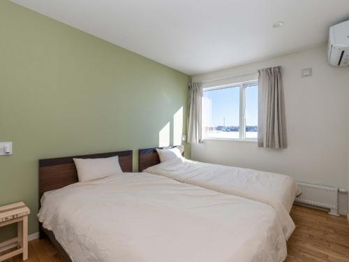 带广Buena Vista Tokachi - Vacation STAY 47319v的卧室配有一张大白色床和窗户