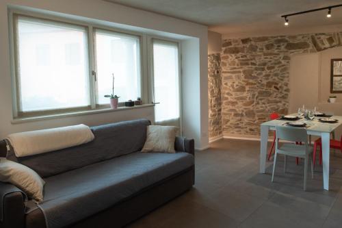 Tenna API Tenna Apartments Glicine 1的客厅配有沙发和桌子