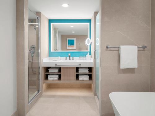 乔治敦Grand Cayman Marriott Resort的一间带水槽和镜子的浴室