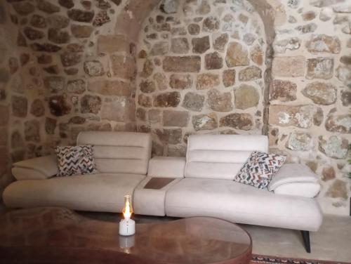 马尔丁ARev BUTİK HOTEL的客厅配有白色沙发和石墙