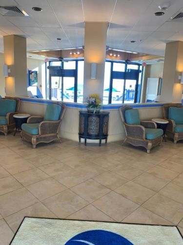 新士麦那海滩Islander Beach Resort by CV的医院里的一个等候区,有椅子和柜台