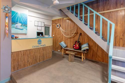 古莉Ocean Pearl Maldives at Gulhi Island的房屋内有楼梯的房间