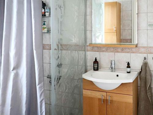 哈尔姆斯塔德Holiday home Halmstad XII的一间带水槽和淋浴帘的浴室