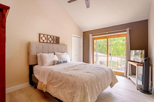 奥沙克湖Barba Le Lane的一间卧室设有一张大床和一个窗户。