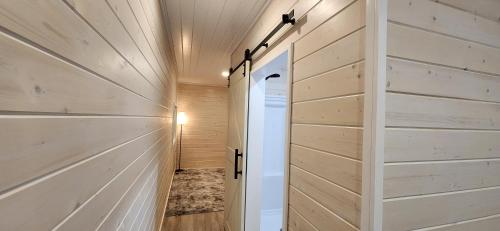 怀梅阿Beautiful Modern Shipping Container Cabin with Beautiful Views-Off the Grid的走廊上设有木墙和门