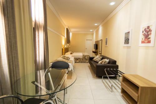 库里提巴韦恩巴特尔酒店的客厅配有沙发和1张床