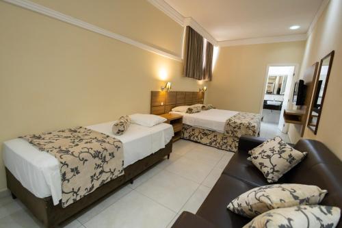 库里提巴韦恩巴特尔酒店的酒店客房,设有两张床和一张沙发