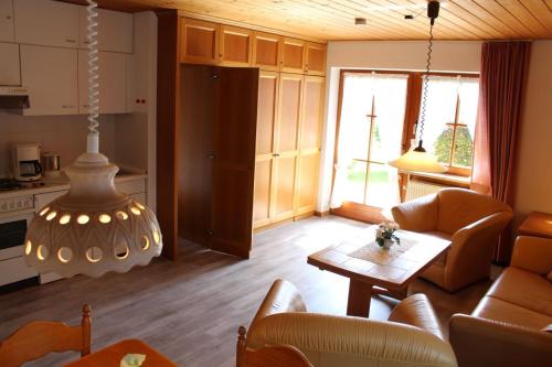 雷特温克尔Ferienwohnung Lübbers的客厅配有沙发和桌子