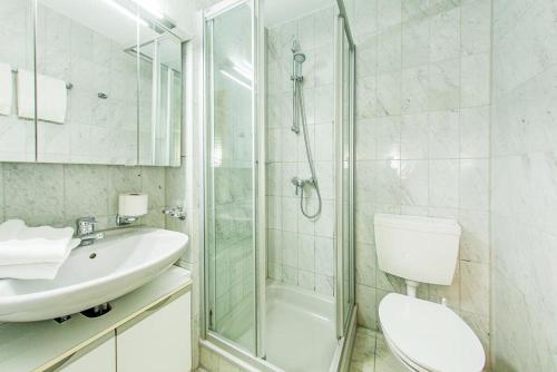 雷特温克尔Ferienwohnung Lübbers的浴室配有卫生间、盥洗盆和淋浴。