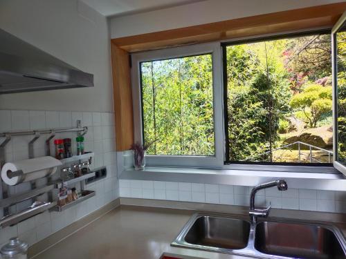 维戈A magical, beautiful villa,stuning views的厨房设有水槽和窗户。