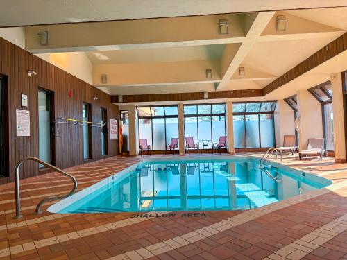 尼亚加拉瀑布尼亚加拉大瀑布华美达广场酒店的在酒店房间的一个大型游泳池