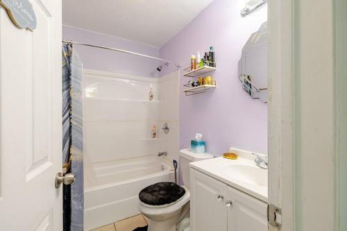 Elegant Serene Escape in Wyandotte的白色的浴室设有卫生间和水槽。