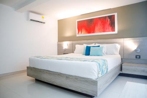 卡塔赫纳瓦拉纳西机场精品酒店的一间卧室,卧室内配有一张大床