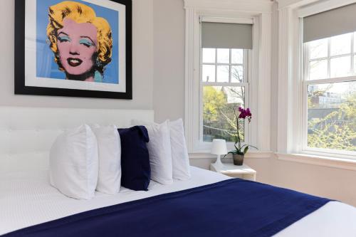 布鲁克林A Stylish Stay w/ a Queen Bed, Heated Floors.. #28的一间卧室配有一张带白色枕头的床和一幅画